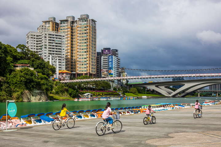 沿著湖畔騎腳踏車欣賞迷人風景