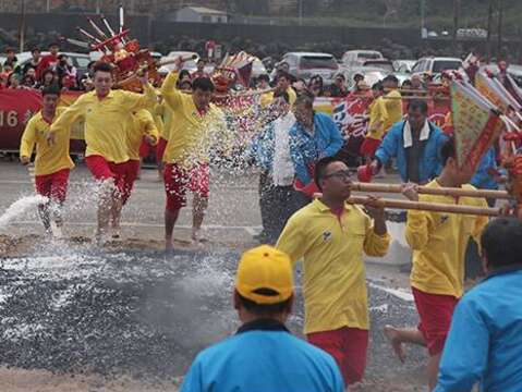 抬著神轎踏水祈福-萬里區公所提供