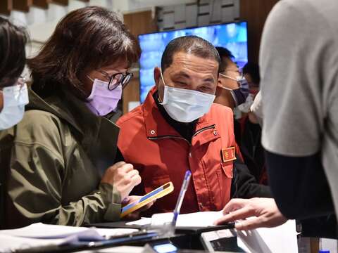 侯友宜市長晚間率隊抽查防疫旅館