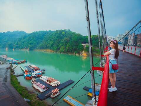 1碧潭吊橋上俯瞰美麗的碧潭水景