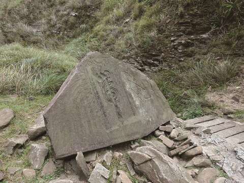 3「草嶺古道」上的虎字碑