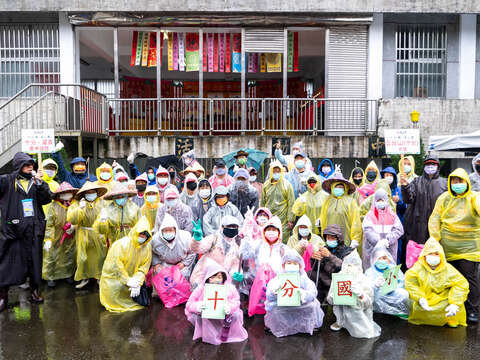 平溪健行淨山趣」活動帶領民眾健行淨山，一同守護山林環境(圖為十分路線團體照)