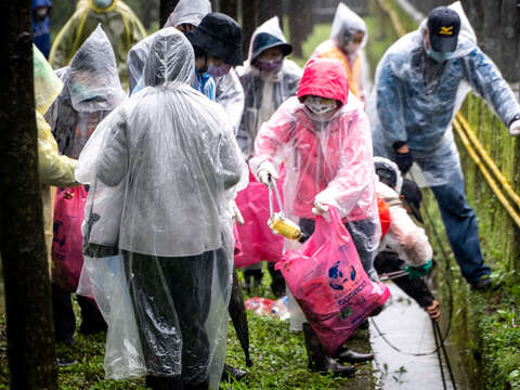 上百位民眾參與淨山並表示很高興能夠出一份力，參與這麼有意義的活動