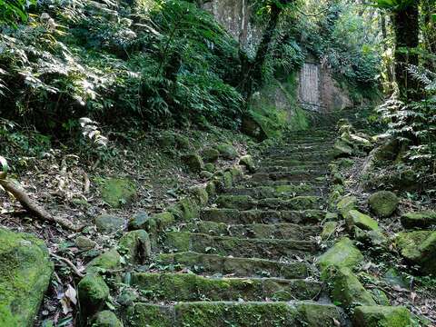 淡蘭古道北路必訪的金字碑是時任台灣總兵劉明燈提字