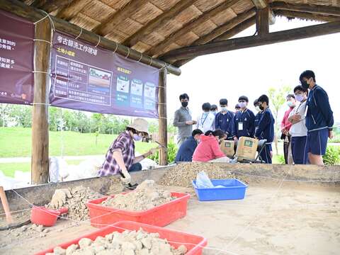 指導大家如何在剝取自植物園考古遺址的土塊中，篩洗出史前標本