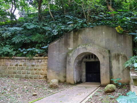 市定古蹟海山神社殘跡現存有石牆、鳥居基座及防空壕等殘跡。