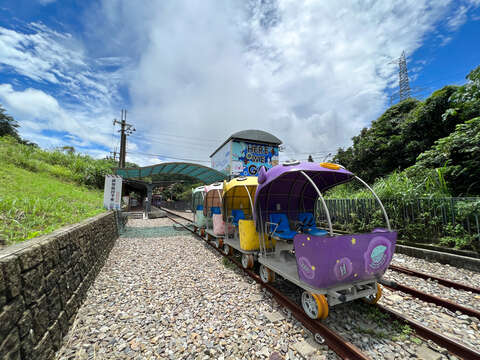 骑乘可爱的河豚车出发，1.3公里的旅程体验多种享受