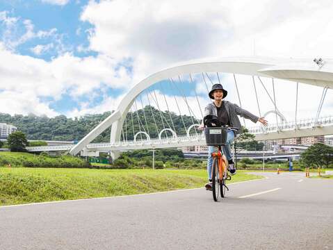 「新北幸福水岸線」的新店溪自行車道，暢快遊覽新店溪陽光橋等景點