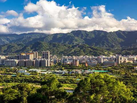 微笑山線-新北是一座山的城市，山很近，很美好