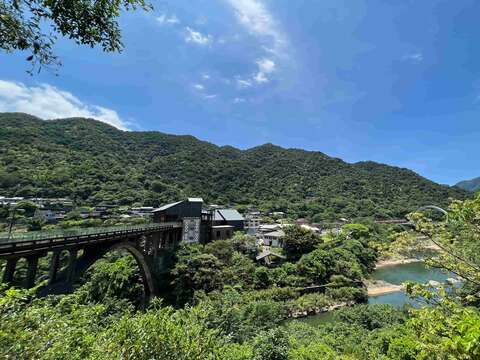 座落運煤橋及鐵道旁的瑞三整煤廠，結合礦業歷史、鐵道文化，讓猴硐成為充滿故事的聚落