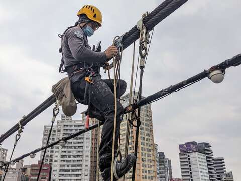 運用高空蜘蛛人作業檢測碧潭吊橋垂吊索穩定性