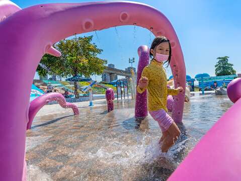 「海世界水樂園」內有多座以海洋生物為意象的親水設施，炎熱的天氣中也能讓大小朋友盡情嗨玩！(高灘地工程管理處)