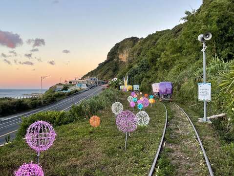 國內入境旅行社代表至瑞芳區騎行深澳鐵道自行車，感受海天一色、依山傍水的沿線美景以及夢幻浪漫的光環境魅力。