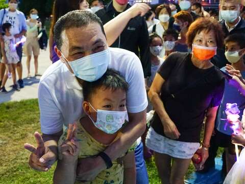 來到新北大都會公園，侯友宜市長和小朋友開心合照