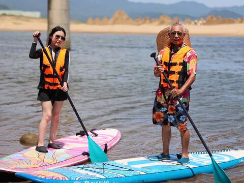 福隆雙溪河SUP 立槳體驗 · 探訪新北河川祕境，沿途觀看海岸聚落、沙灘內河地形 · 時下最夯水上活動