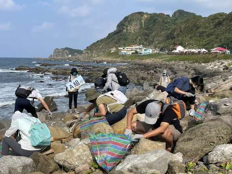 淨灘現場無論大小朋友都非常用心撿拾海洋廢棄物