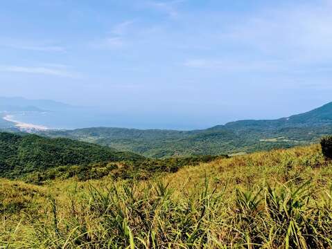 「山海相伴-雪山尾稜健走」探索台灣雪山尾稜石城山路段，山頂可遠眺福隆、澳底及群山起伏的壯麗景緻，俯瞰石城海岸線