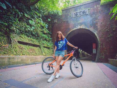 參加貢寮小旅行，騎乘自行車從福隆車站出發經舊草嶺隧道，一路暢遊