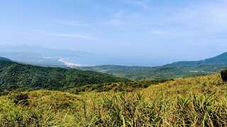 「山海相伴-雪山尾稜健走」探索台灣雪山尾稜石城山路段，山頂可遠眺福隆、澳底及群山起伏的壯麗景緻，俯瞰石城海岸線