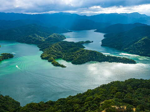 山與湖交錯的千島湖美景