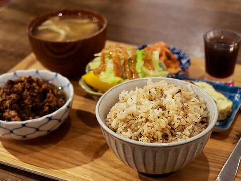 特色茶餐引人食指大動