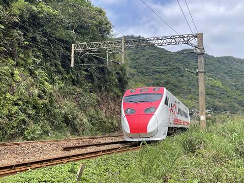 幾乎與鐵道平行的瑞猴自行車道，穿越猴硐舊隧道群後還可與火車同行