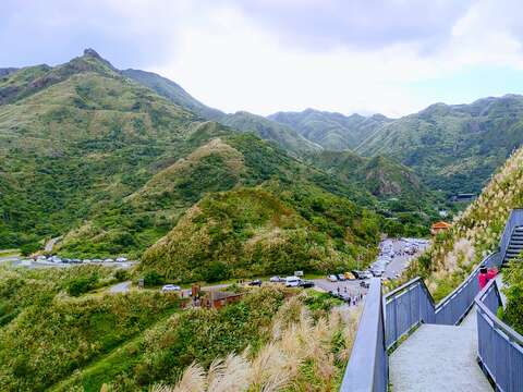 報時山步道是九份山城輕鬆賞芒花首選步道