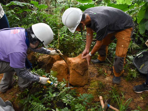 圖4志工利用工具劈開大石頭作為步道石階