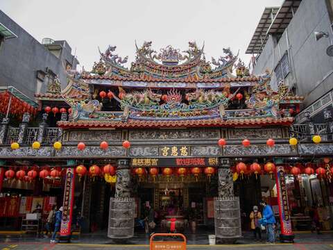 板橋慈惠宮香火鼎盛，是相當知名的媽祖廟，寺廟內外採用剪黏、雕刻、彩繪作為裝飾，相當華麗精緻