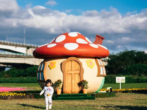 位於三重中兴桥下的「鸭鸭地景艺术展」展期至1月29日，非常适合带家中宝贝前往放电