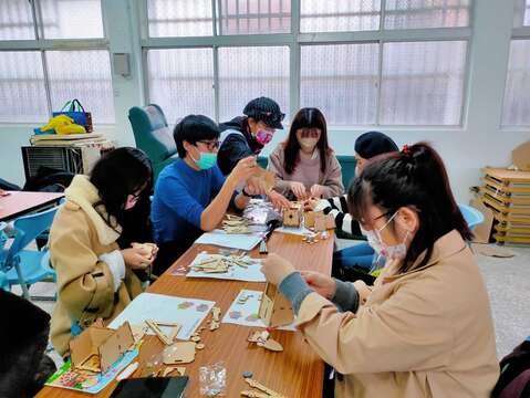 民眾參加體驗遊中有DIY手作吊飾活動(為2022年體驗遊資料照片)