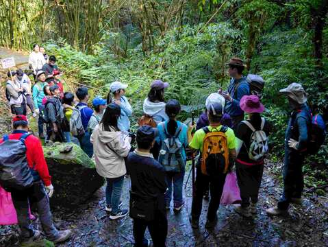 登山專家吳雲天老師擔任導覽人員，帶領民眾深入平溪周邊山林步道