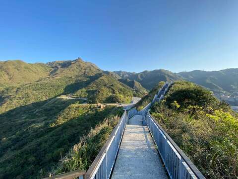 報時山步道可一覽陰陽海、茶壺山及基隆山，在壯麗的山海美景間徹底放鬆身心