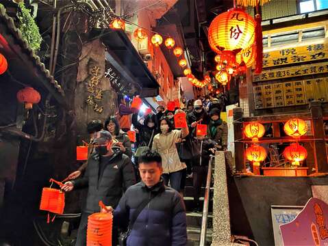 「九份红灯笼祭」活动特别制作传统纸灯笼「九份古仔灯」，期望营造九份独有提灯赏山城美景的新体验。