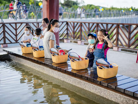 萬里大鵬足湯公園自111年8月30日啟用後，就成為親子、情侶泡腳的好去處。（照片資料由城鄉局提供）