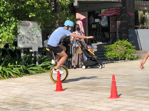 平溪國中透過平衡感訓練，帶來精彩的獨輪車表演(圖為過去練習相關資料照片)