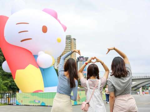 13米「Hello Kitty」化身為寫生藝術家，喜愛三麗鷗家族明星粉絲們千萬別錯過