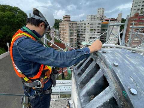 碧潭吊橋橋塔柱鞍座上螺栓運用超音波科技進行檢測健康狀態。