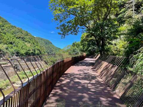 三貂嶺生態友善隧道沿途風景多樣可觀賞基隆河山林河谷景觀及聆聽溪水潺潺。