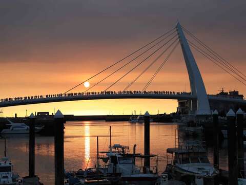 樂迷們除了能在漁人舞台享受原創音樂外，還可以欣賞淡水夕陽餘暉。(2022資料照)