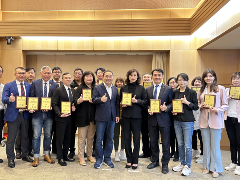 侯友宜市長親自頒獎表揚鼓勵本市優良旅館業者，共同打造本市優質旅宿環境