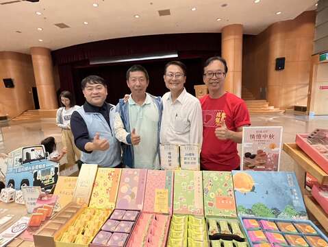 新北市副市长陈纯敬与维格饼家於秋游记者会共同推广新北特色产品