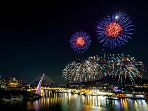 缤纷的烟火秀点亮淡水夜空，图为2023年8月27日淡水渔人码头烟火