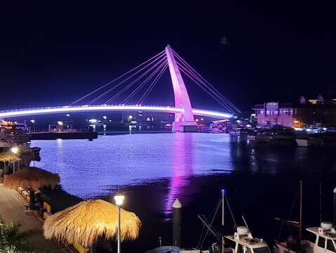 夜晚的淡水也有不同風采，圖為淡水情人橋夜景