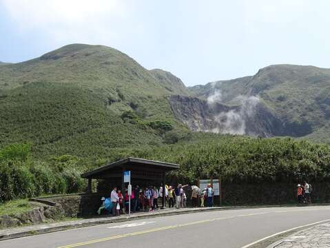 台北小油坑-火山活动地质景观区，形成之喷气孔、硫磺结晶、温泉及壮观的崩塌地形最具特色。