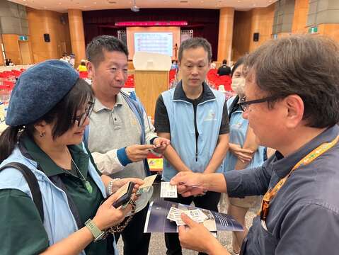 各旅行、旅宿业、相关观光产业业者於推介会中互递名片交流