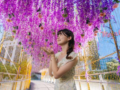 充滿粉紫色花海的「紫藤精靈光廊」，甜蜜浪漫氛圍佈滿耶誕城。