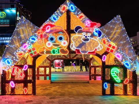 府中广场「姜饼乐园 Gingerbread World」灯区，有姜饼人与大家同乐。