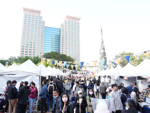 活動現場有「有趣市集」進駐，像是滷味、紅豆餅、棉花糖、爆米花及雞蛋糕等多樣美味小品滿足民眾味蕾。