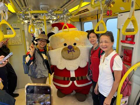 桑塔熊搭乘「雪粼列車」引起民眾搶拍驚喜連連。